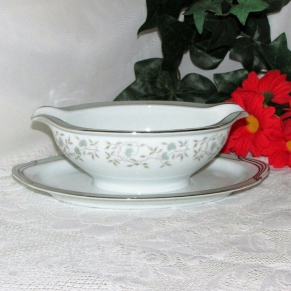 Noritake China Vintage Gravy Boat & Underplate Meredith Mid-century Cottagecore